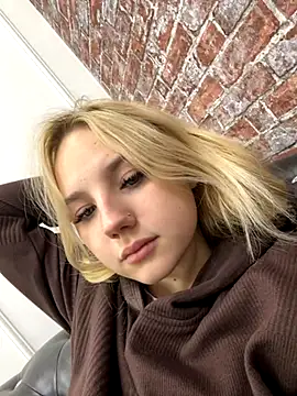 Snapshot of Sky_Cutie chatting on October 23, 2025, 4:44 am Sky Cutie online show from October 23, 2025, 4:44 am