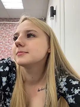 Snapshot of Sky_Cutie chatting on October 10, 2025, 4:24 am Sky Cutie online show from October 10, 2025, 4:24 am