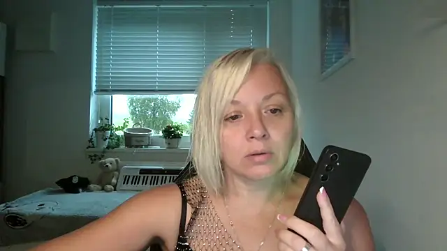 Linsy Kim online show from October 7, 2025, 5:41 am