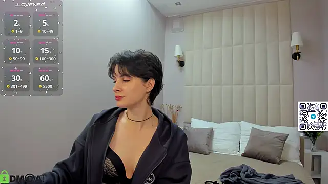 Snapshot of Adeline_Perle chatting on September 29, 2025, 12:28 am Adeline Perle online show from September 29, 2025, 12:28 am