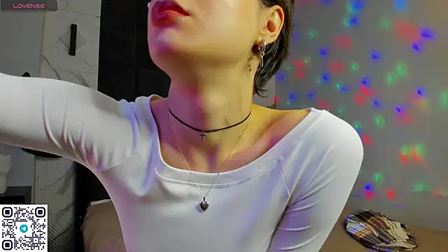 Snapshot of Adeline_Perle chatting on September 24, 2025, 12:07 am Adeline Perle online show from September 24, 2025, 12:07 am