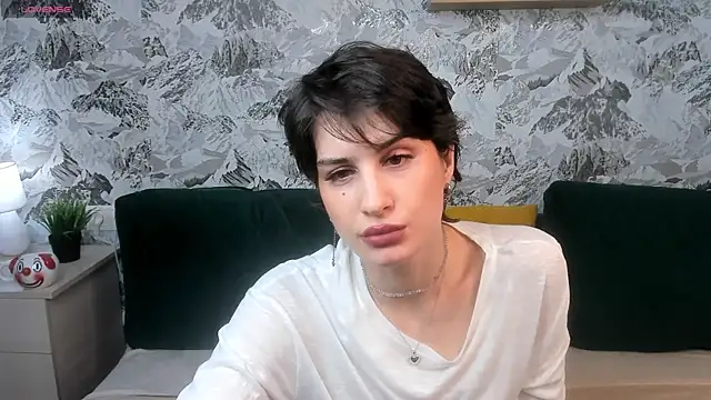 Snapshot of Adeline_Perle chatting on October 8, 2025, 1:40 am Adeline Perle online show from October 8, 2025, 1:40 am