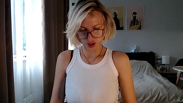 VivianCoke online show from May 18, 2026, 4:12 pm