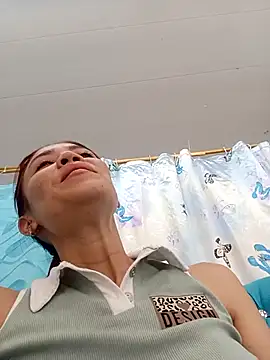 dulcelatin21 online show from December 16, 2025, 1:37 pm