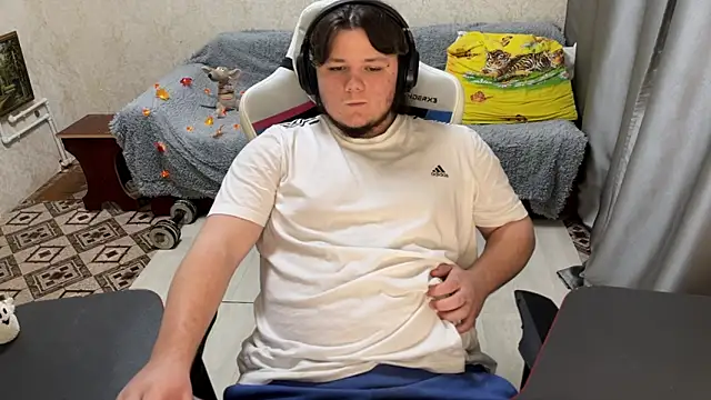 Snapshot of desiredude9 chatting on October 20, 2025, 6:52 pm desiredude9 online show from October 20, 2025, 6:52 pm