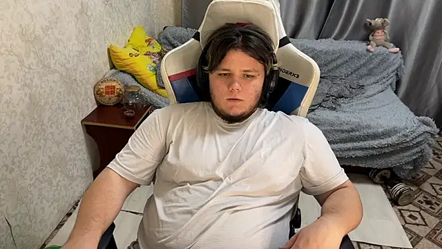 Snapshot of desiredude9 chatting on September 24, 2025, 7:53 pm desiredude9 online show from September 24, 2025, 7:53 pm