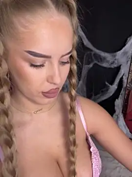 Snapshot of AubrieleRouj1 chatting on October 25, 2025, 4:07 pm AubrieleRouj1 online show from October 25, 2025, 4:07 pm