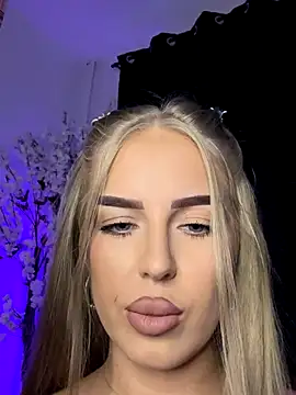 Snapshot of AubrieleRouj1 chatting on October 2, 2025, 3:04 pm AubrieleRouj1 online show from October 2, 2025, 3:04 pm