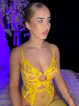 AubrieleRouj1 online show from December 21, 2025, 5:36 pm