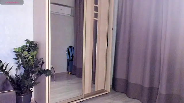 Snapshot of SaraShine_ chatting on October 21, 2025, 7:46 pm SaraShine online show from October 21, 2025, 7:46 pm