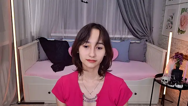 Snapshot of EmilySwonn chatting on October 28, 2025, 4:50 pm EmilySwonn online show from October 28, 2025, 4:50 pm