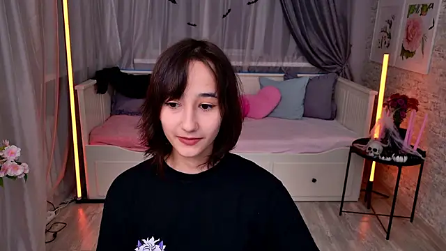 Snapshot of EmilySwonn chatting on October 26, 2025, 4:07 pm EmilySwonn online show from October 26, 2025, 4:07 pm