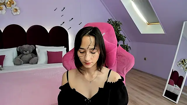 Snapshot of EmilySwonn chatting on October 31, 2025, 9:06 am EmilySwonn online show from October 31, 2025, 9:06 am