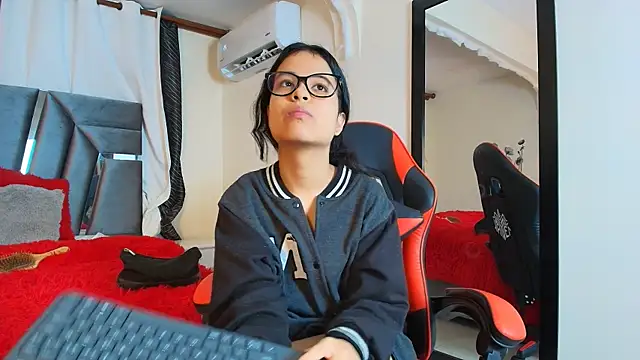 Snapshot of MiniLove_01 chatting on October 4, 2025, 12:17 pm MiniLove 01 online show from October 4, 2025, 12:17 pm