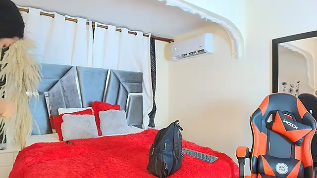 Snapshot of MiniLove_01 chatting on October 6, 2025, 12:06 pm MiniLove 01 online show from October 6, 2025, 12:06 pm