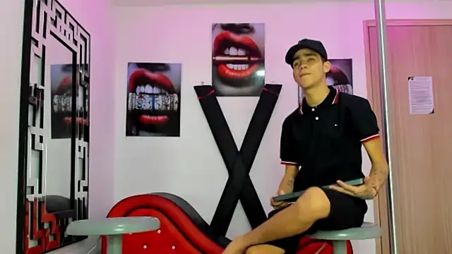 Snapshot of PRETTY_FEM chatting on October 25, 2025, 1:34 pm PRETTY FEM online show from October 25, 2025, 1:34 pm