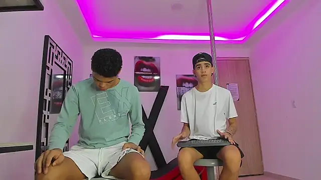 Snapshot of PRETTY_FEM chatting on October 12, 2025, 1:23 pm PRETTY FEM online show from October 12, 2025, 1:23 pm