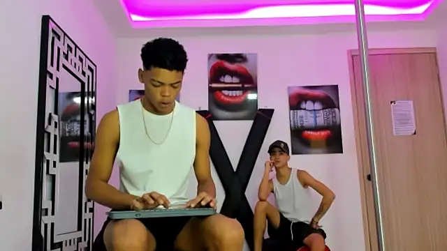 Snapshot of PRETTY_FEM chatting on November 1, 2025, 1:27 pm PRETTY FEM online show from November 1, 2025, 1:27 pm