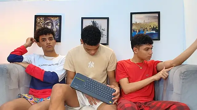 PRETTY FEM online show from March 18, 2026, 2:04 am