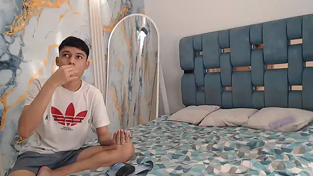 PRETTY FEM online show from April 19, 2026, 1:39 am