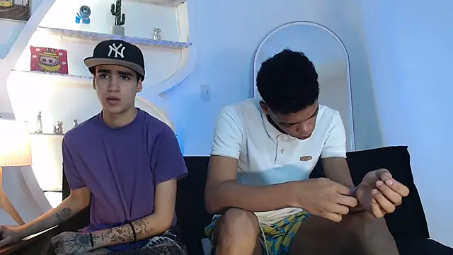 Snapshot of PRETTY_FEM chatting on September 17, 2025, 1:24 pm PRETTY FEM online show from September 17, 2025, 1:24 pm