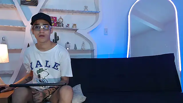 Snapshot of PRETTY_FEM chatting on September 29, 2025, 1:28 pm PRETTY FEM online show from September 29, 2025, 1:28 pm