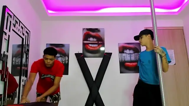 Snapshot of PRETTY_FEM chatting on October 20, 2025, 1:33 pm PRETTY FEM online show from October 20, 2025, 1:33 pm