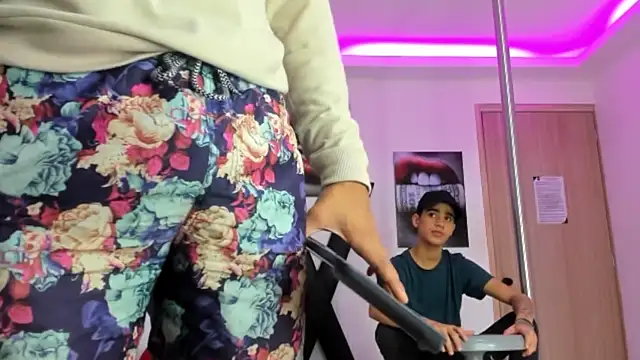 Snapshot of PRETTY_FEM chatting on October 21, 2025, 1:32 pm PRETTY FEM online show from October 21, 2025, 1:32 pm