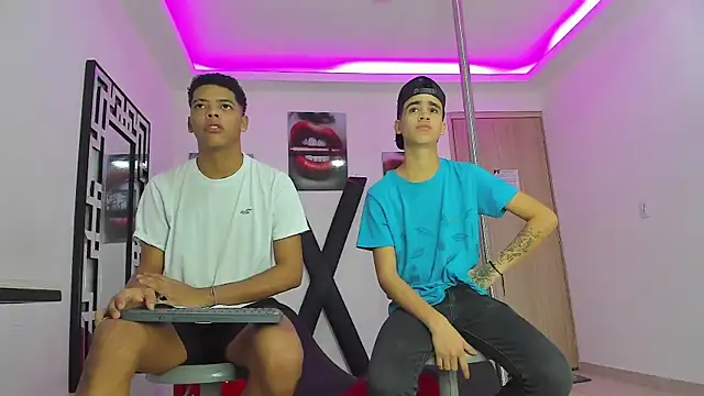 Snapshot of PRETTY_FEM chatting on October 13, 2025, 1:23 pm PRETTY FEM online show from October 13, 2025, 1:23 pm