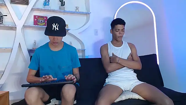 Snapshot of PRETTY_FEM chatting on September 24, 2025, 1:17 pm PRETTY FEM online show from September 24, 2025, 1:17 pm