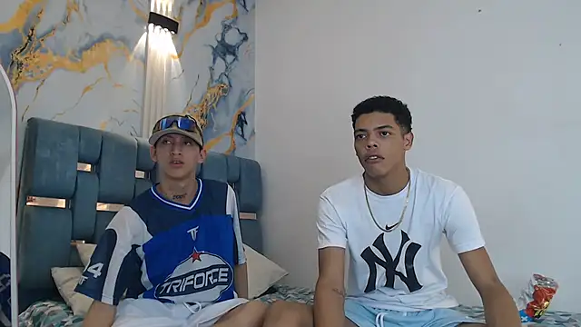 PRETTY FEM online show from January 8, 2026, 1:22 am