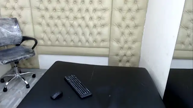 Snapshot of JessicaHott01 chatting on October 25, 2025, 7:47 pm JessicaHott01 online show from October 25, 2025, 7:47 pm