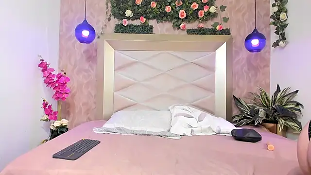 CharlottexEvans online show from September 11, 2025, 11:54 am