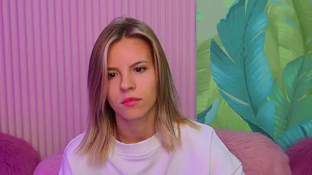 Snapshot of KiaraRolls chatting on October 5, 2025, 8:43 pm KiaraRolls online show from October 5, 2025, 8:43 pm