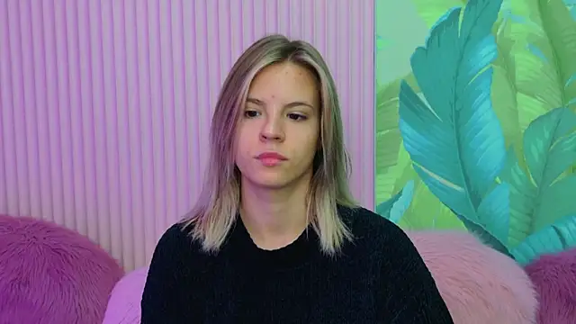 Snapshot of KiaraRolls chatting on October 3, 2025, 9:27 pm KiaraRolls online show from October 3, 2025, 9:27 pm