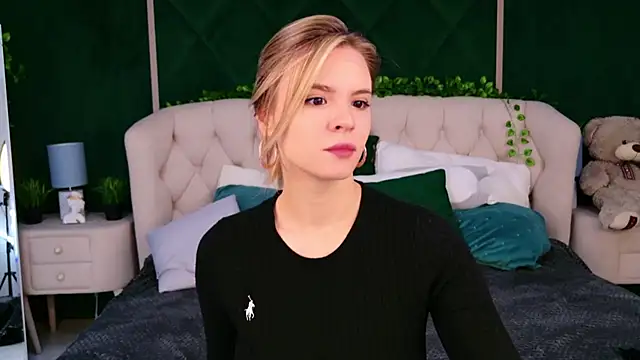 Snapshot of KiaraRolls chatting on October 12, 2025, 8:32 pm KiaraRolls online show from October 12, 2025, 8:32 pm