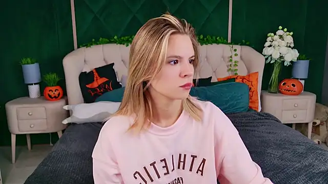 Snapshot of KiaraRolls chatting on October 26, 2025, 9:04 pm KiaraRolls online show from October 26, 2025, 9:04 pm