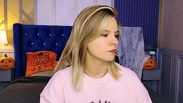 Snapshot of KiaraRolls chatting on October 18, 2025, 9:06 pm KiaraRolls online show from October 18, 2025, 9:06 pm