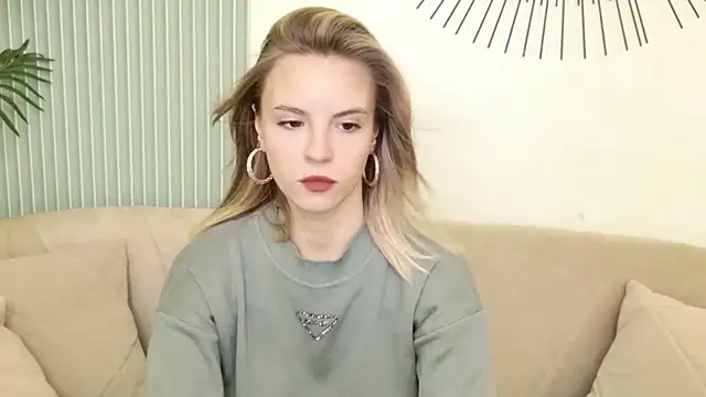 Snapshot of KiaraRolls chatting on November 12, 2025, 10:08 am KiaraRolls online show from November 12, 2025, 10:08 am