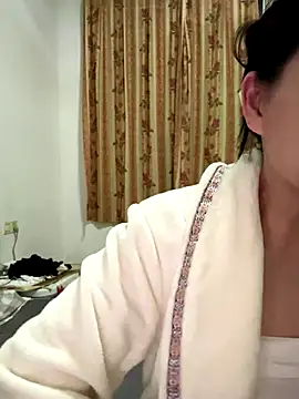 xiiuuff18 online show from November 24, 2025, 11:43 am