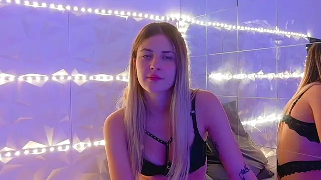 Snapshot of Aishha_ chatting on October 11, 2025, 12:28 pm Aishha  online show from October 11, 2025, 12:28 pm