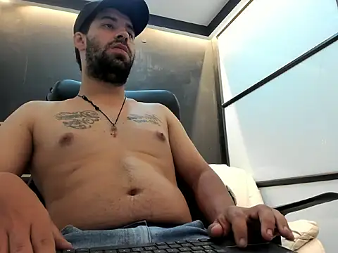 Snapshot of JhoanMontes chatting on October 8, 2025, 8:20 pm JhoanMontes online show from October 8, 2025, 8:20 pm