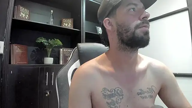 Snapshot of JhoanMontes chatting on October 28, 2025, 7:35 pm JhoanMontes online show from October 28, 2025, 7:35 pm