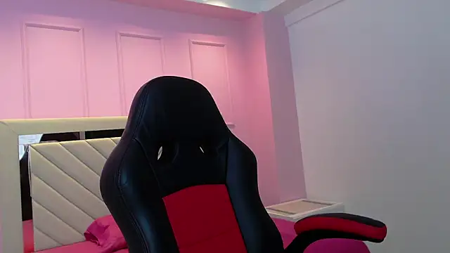 SHENOA HUNTER online show from September 13, 2025, 7:25 pm