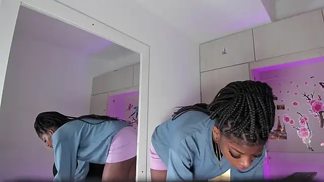 Stefannyevans  online show from December 18, 2025, 1:04 pm