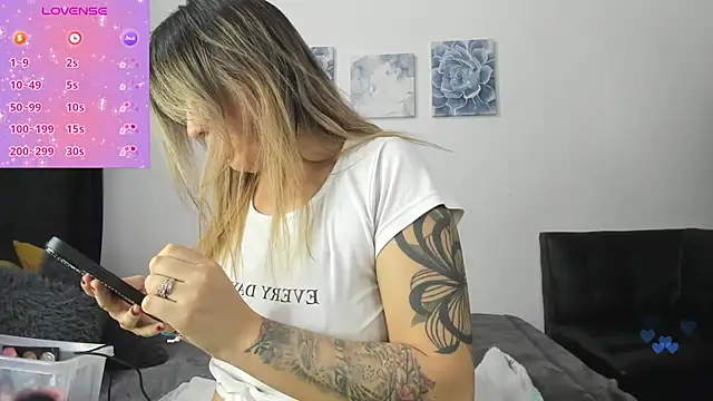 Snapshot of ArianaWil chatting on October 7, 2025, 9:38 pm ArianaWil online show from October 7, 2025, 9:38 pm