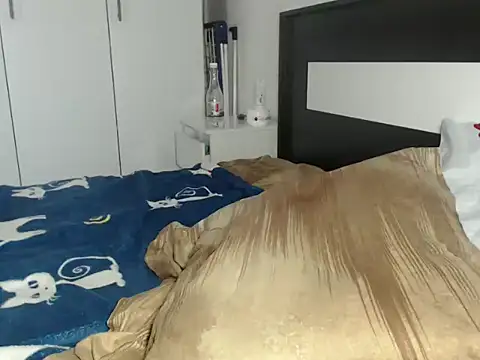 petite danielle online show from March 3, 2026, 8:21 am