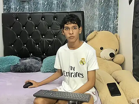 Snapshot of peter_xs chatting on October 28, 2025, 8:30 pm peter xs online show from October 28, 2025, 8:30 pm