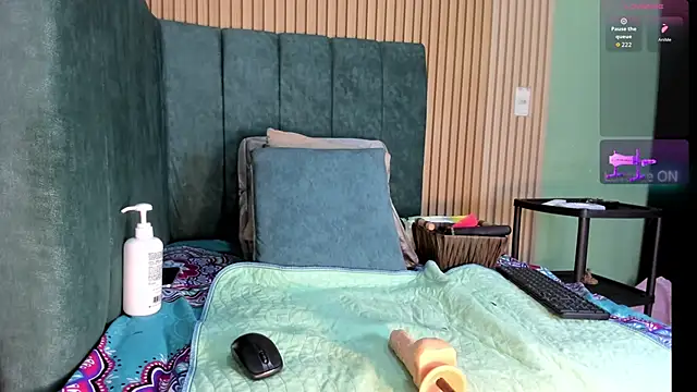 Snapshot of EvelynFoxx- chatting on October 31, 2025, 7:21 pm EvelynFoxx- online show from October 31, 2025, 7:21 pm