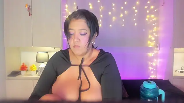 VickyRuiz  online show from May 13, 2026, 7:43 pm